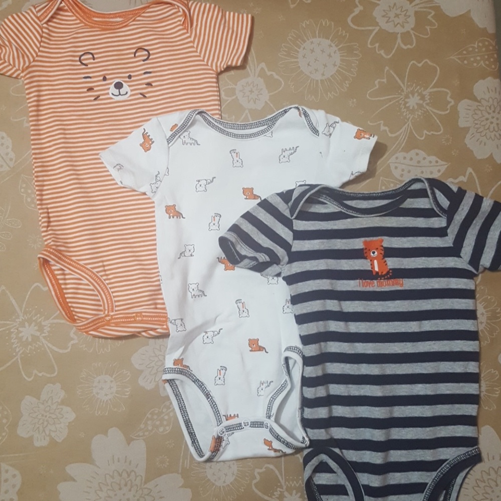 3 Carters onesies and 1 fleece Hoodie 12 month - Picture 4 of 4
